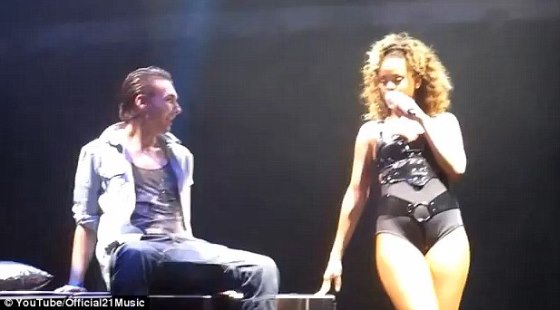 PICS VIDEO Rihanna Gives Lap Dance To Male Fan On Stage