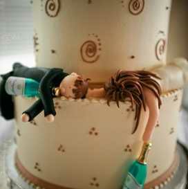 This couple met in a club, check out their wedding cake,,,:-)