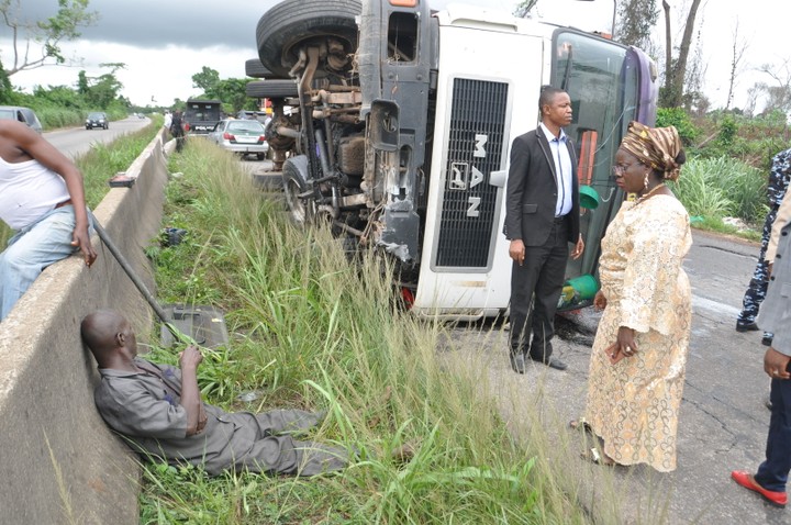 Photo: Ogun Deputy-governor, Yetunde-onanuga Rescues Accident Victim