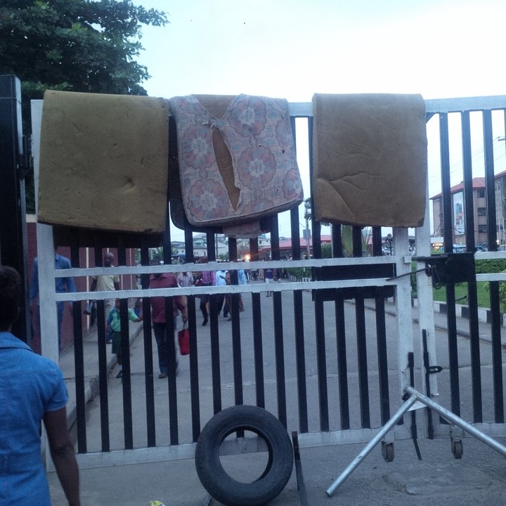 Students of unilag shut down the school main gate Over Infestation Of Bedbugs.