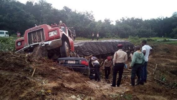 Fatal Accident In Cross River State,Trailer Crushes Car And Driver Dead(photos) 2937249_2_jpegea571676ce9b75b0730a5d56350ae93e