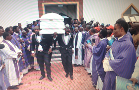 [PHOTOS] 61 Priests Bury Stella Oduah's Son  4193550_1a5_png941f1dd9eacc68e7340d59f5fff39c4f