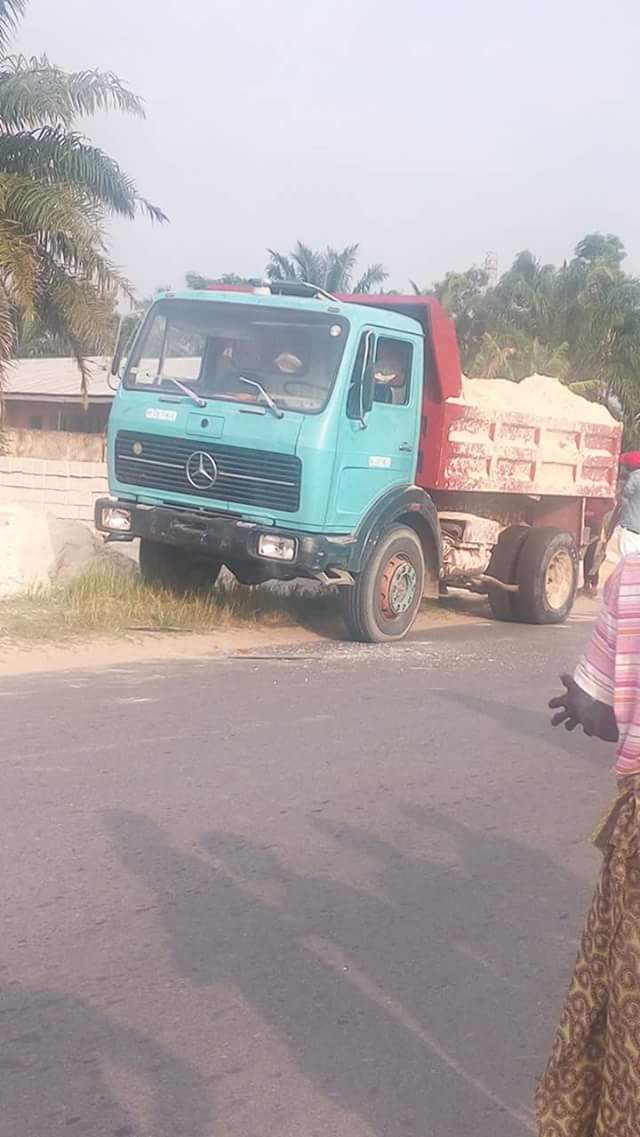 Tipper Crushes Schoolgirl Dead In Delta This Morning (Graphic Pics) 4574800_fbimg1481019096201_jpegc4d513b822baba1920e626ae866d6177
