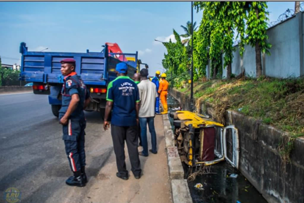 Another Bus Tumbles Into Same Gutter At Dopemu Bus Stop Lagos 4612434_buslas_jpeg25005645f2f46301a6a898e239b01e91