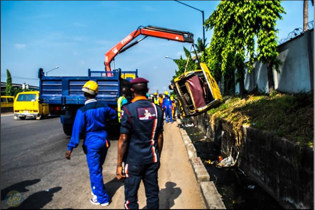 Another Bus Tumbles Into Same Gutter At Dopemu Bus Stop Lagos 4612435_buslas2_jpeg612ccf2c9dc6fcfceb88d504a14cf6f4
