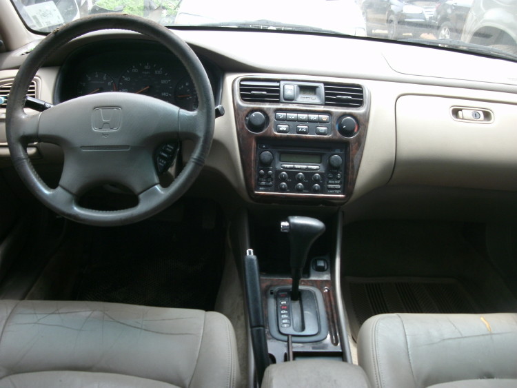 What are some general features of the 2000 Honda Accord?