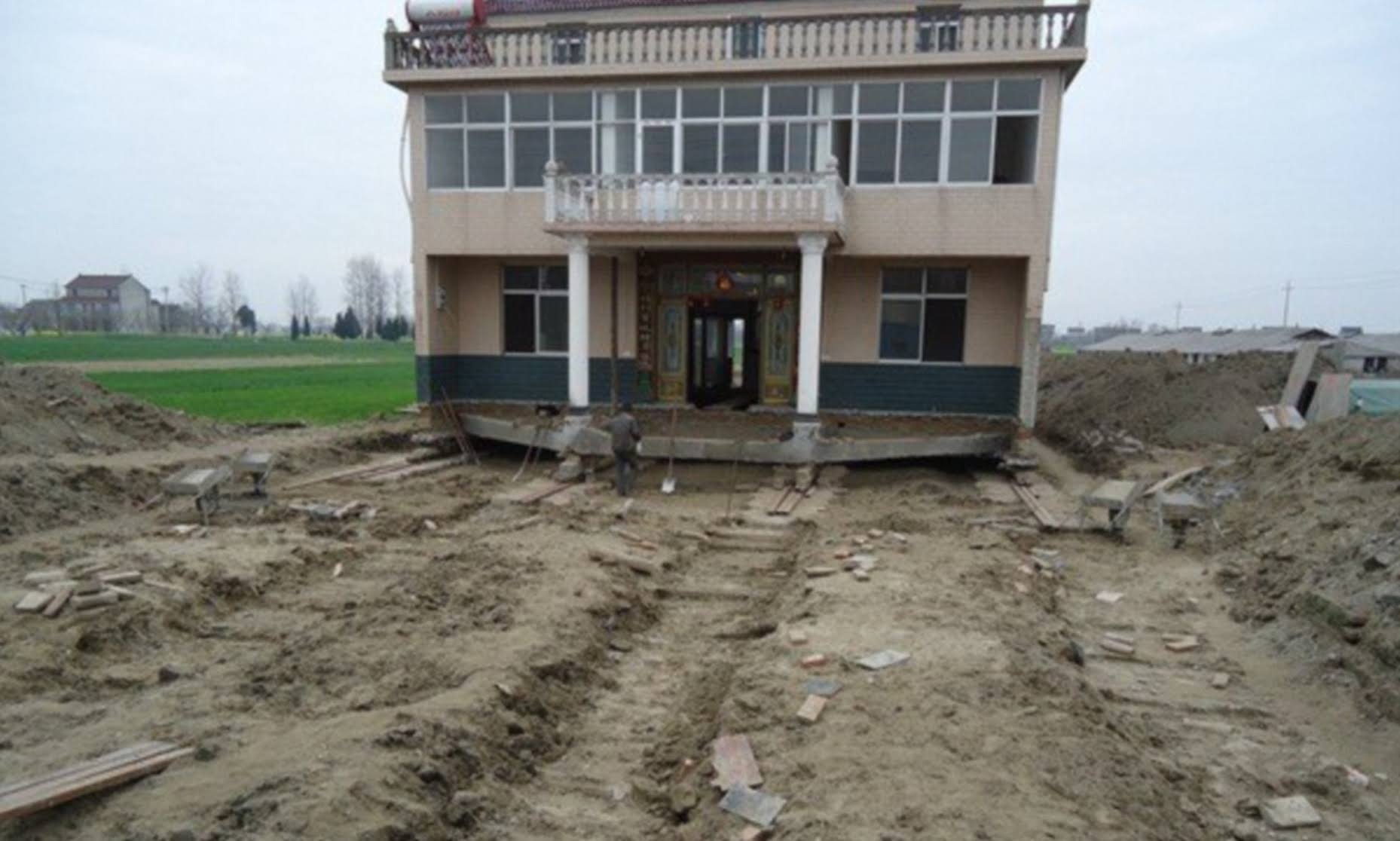 Chinese Man Moves His House After Government Threatened To Demolish It (photos)  5056711_3e974242000005780imagea311490361615793_jpeg83f4a710564872ca4597a5706ea499ac