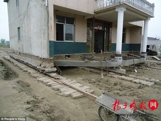 Chinese Man Moves His House After Government Threatened To Demolish It (photos)  5056712_3e97423e000005780imagea171490360944644_jpeg805d3d26e240aa48be1927934f3d3fc6