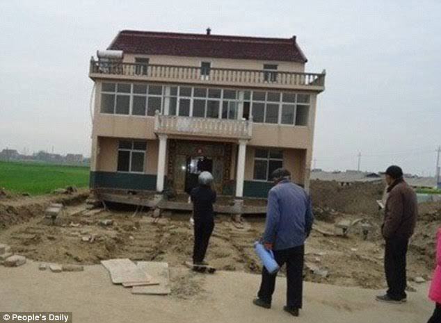 Chinese Man Moves His House After Government Threatened To Demolish It (photos)  5056713_3e97423a000005784345982imagem201490361194148_jpeg0d9cb3ab29e00d3d9ef9e5c8fe40ebe8
