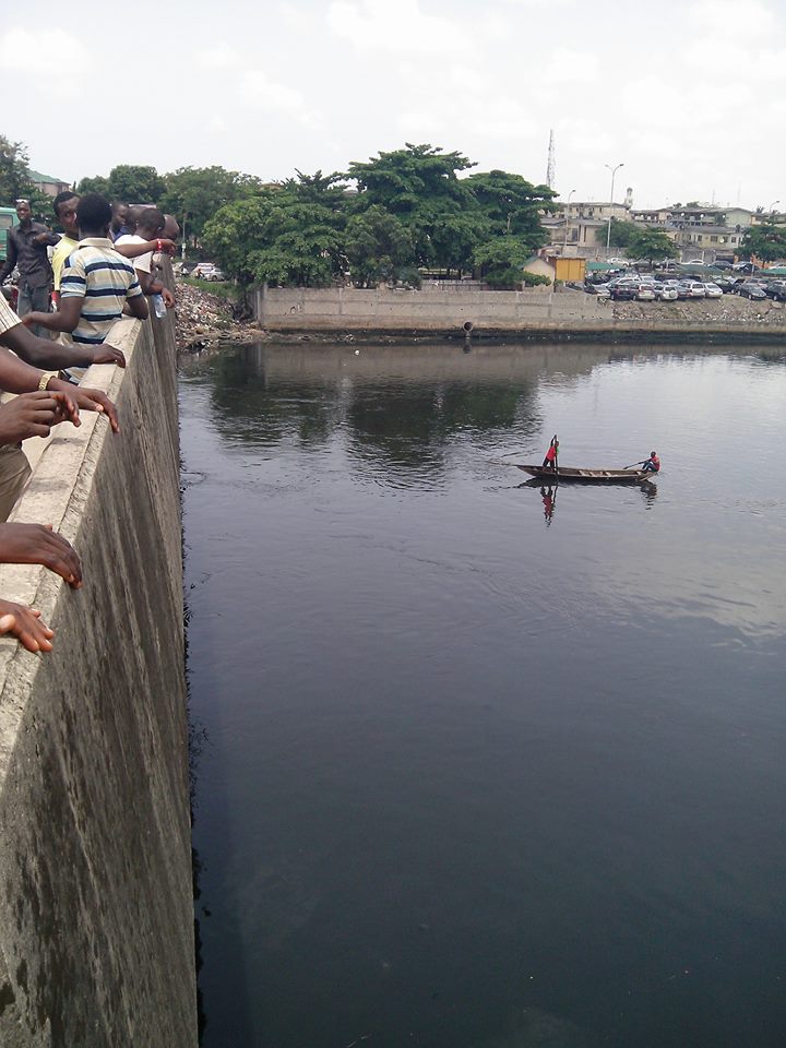 Suicide: Man Jumps Into A River In Festac, Lagos (Photos) 5126757_festac1_jpeg4924ada100e4fb56775e77abaf812084