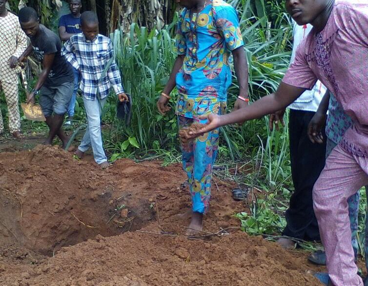 Burial Of Woman Shot By Policeman Who Was Chasing Yahoo Boy In Lagos (Photos) 5140310_c9iabexkaevlah_jpegc5a12093bc4beafb2468ccd42f988585