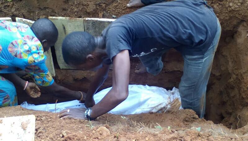 Burial Of Woman Shot By Policeman Who Was Chasing Yahoo Boy In Lagos (Photos) 5140311_c9iabswsaafclm_jpeg251c43ca0a2f28789ee7d7eb9bac5f54