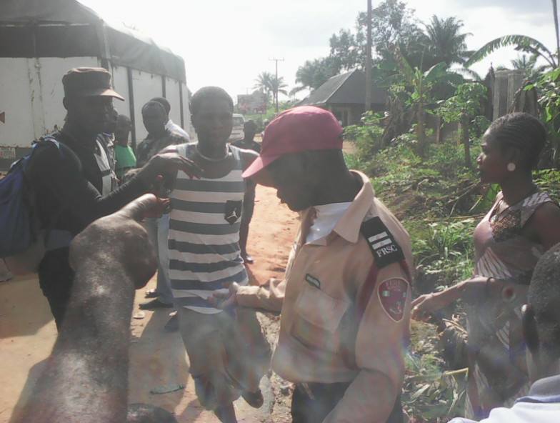 Road Safety Officials Beaten In Anambra By Angry Mob(Photos) 5162687_fito_jpga26ccce073015e040afe95c78b200f71