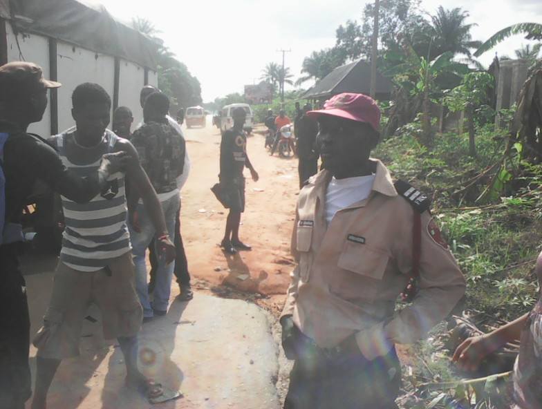Road Safety Officials Beaten In Anambra By Angry Mob(Photos) 5162689_fito3_jpg703c3351931c5c52d8925ca3e4aefe57