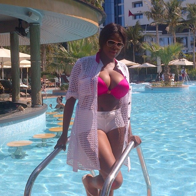 OMG! Oh Boy! See Busty Actress, Ejine Okoroafor $exy In Pink Bra In A Swimming Pool (Photo)