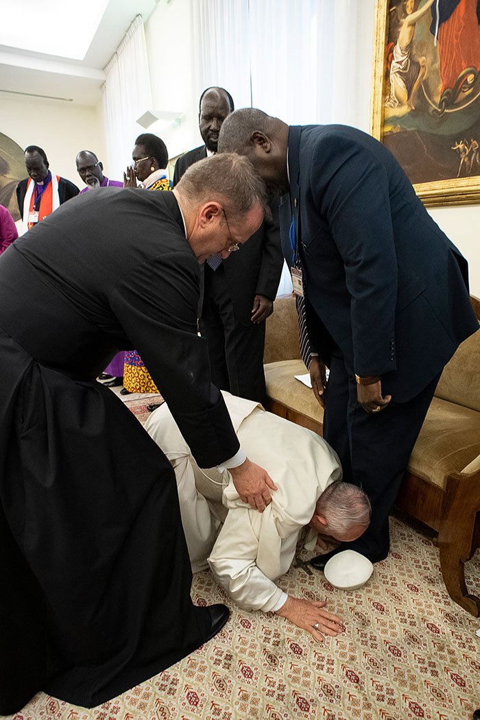 Pope Francis Kisses The Feet Of South Sudan S President And Others