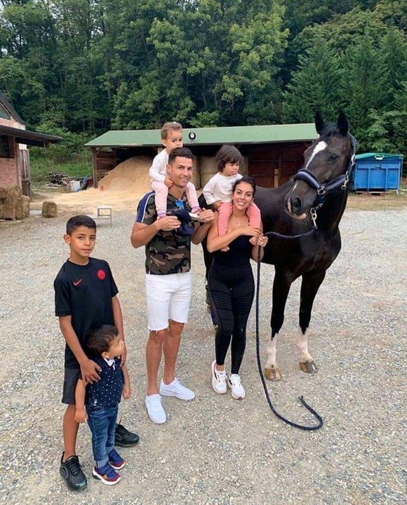 Ronaldo Hangs Out With His Beautiful Family - Sports - Nigeria