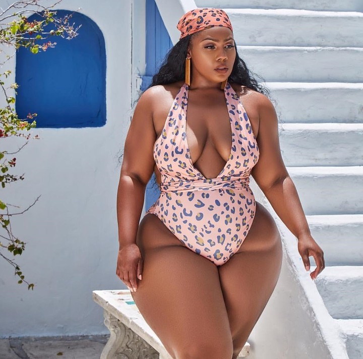 Plus sized South African lady flaunts curves in swimsuit (PHOTOS)