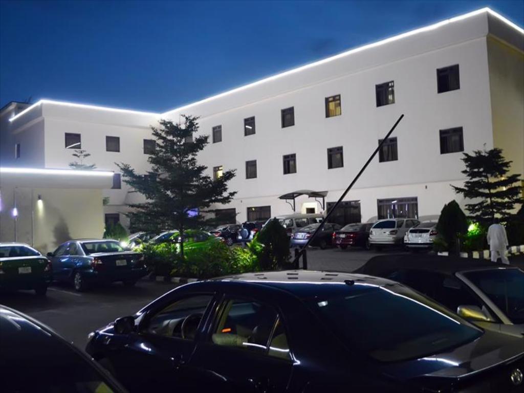 De Santos Hotel Boss Is Still Alive - Crime - Nigeria