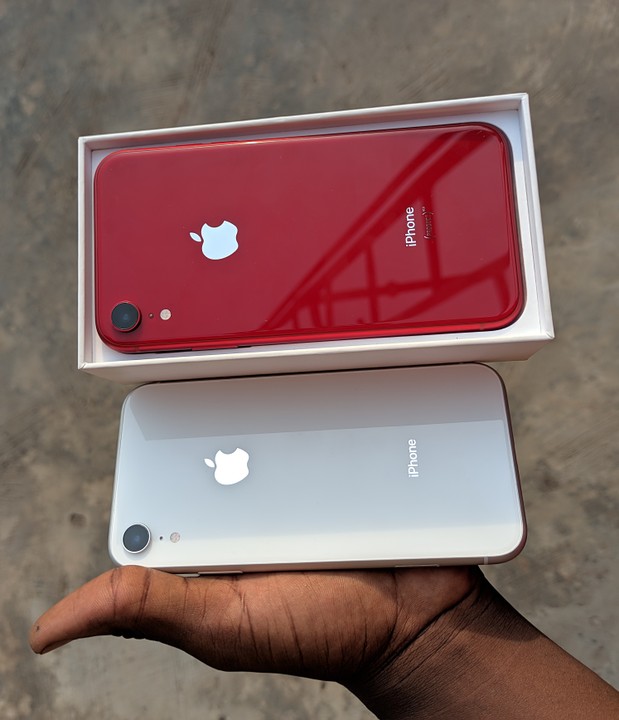 Featured image of post Iphone Xr White And Red : Of the six colors that apple offers the iphone xr in, the (product)red is hands down my favorite.