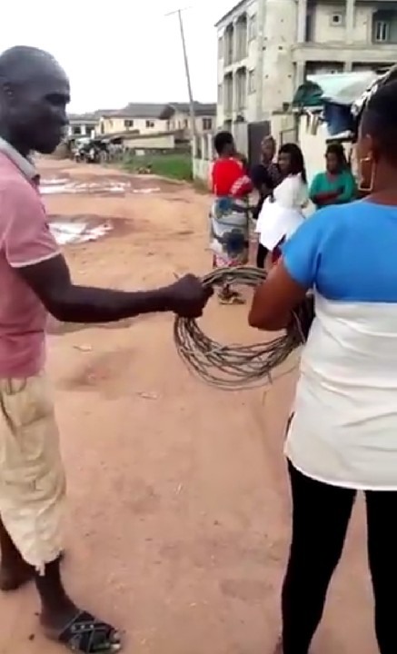 “I Will Rape You” – Man Tells Female Electricity Official Who Cut His Wire, Then Strips
