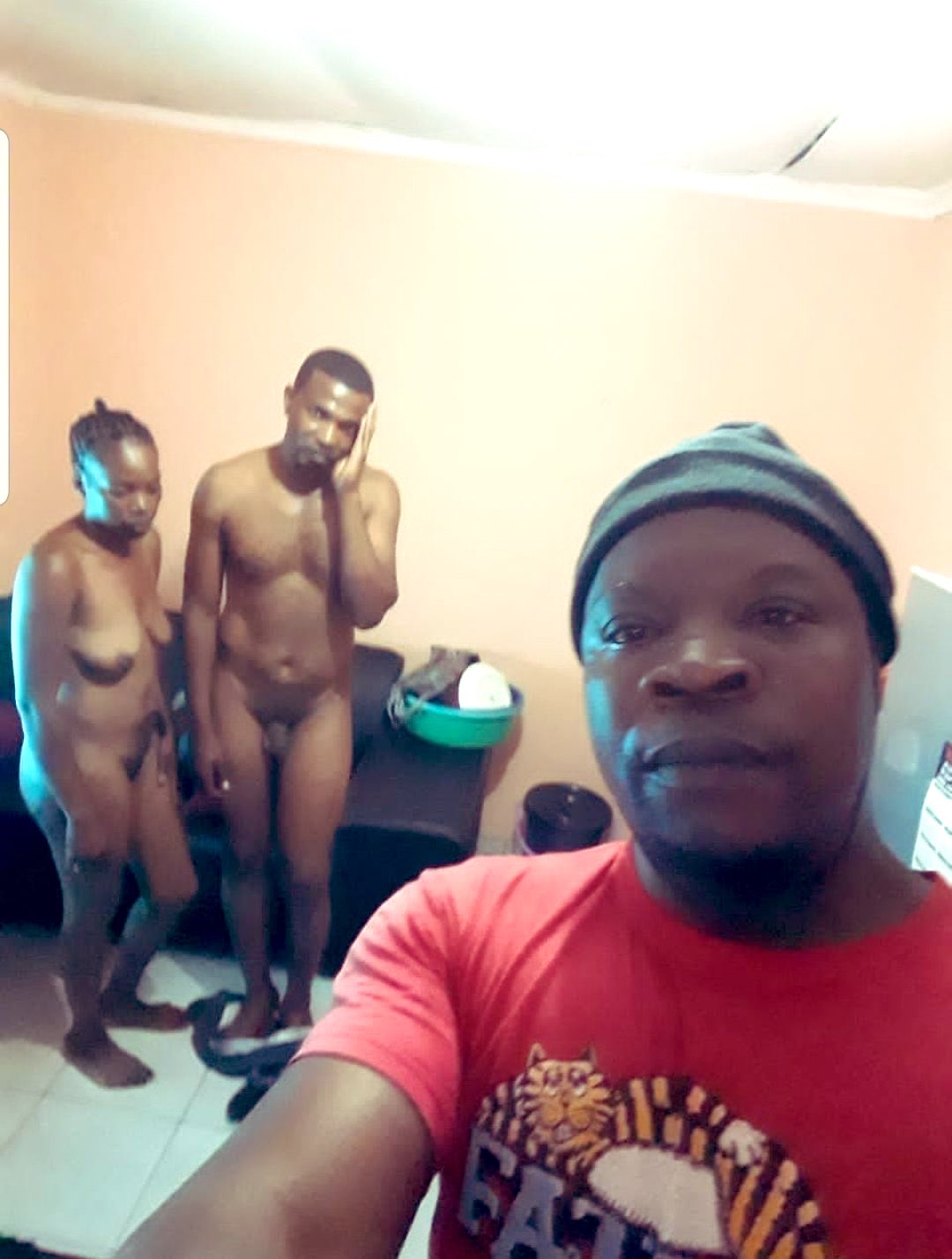 man caught wife and his friend having sex, Took Selfie pic