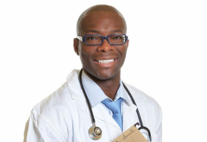 Чернокожий доктор. Доктор афроамериканец. Темнокожий доктор. Врач негр. Африканский врач.