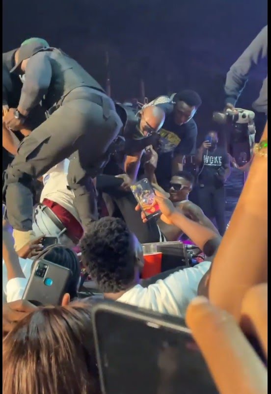 Moment Wizkid Fell On Stage As Two Over-Excited Fans Grabbed His Leg