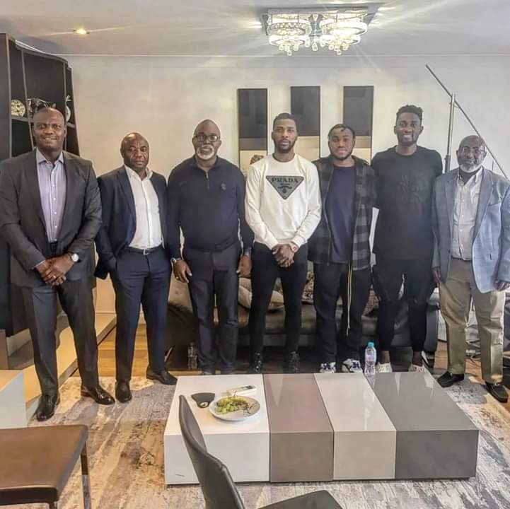 PINNICK WITH SUPER EAGLES PLAYERS - BLOGARENA