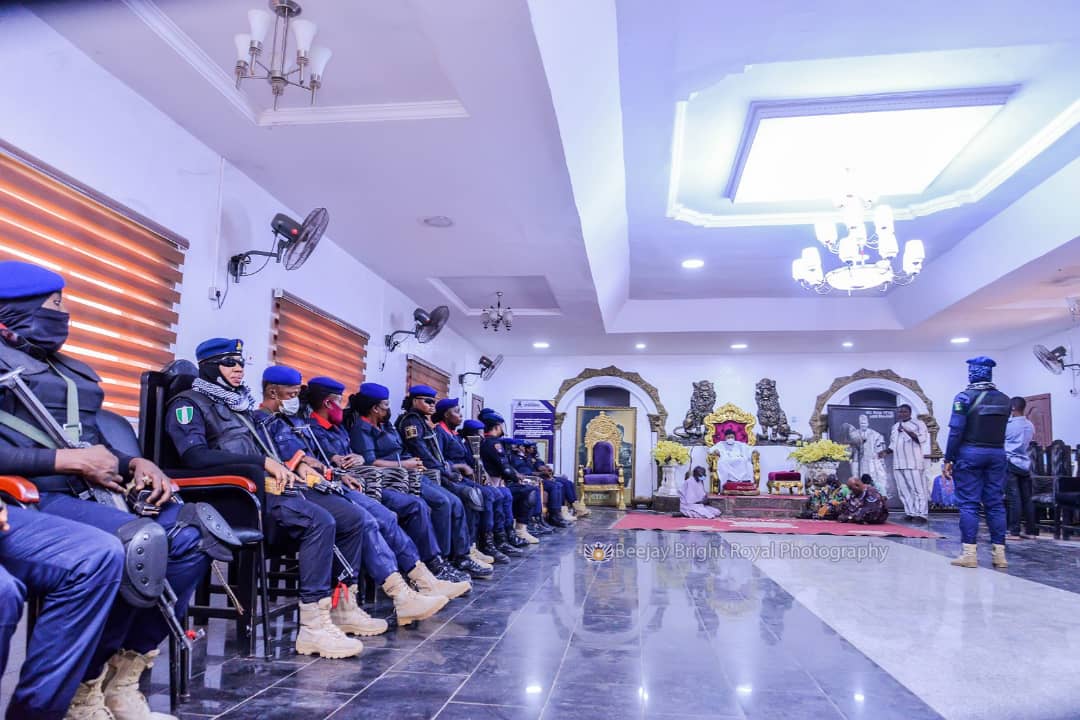 NSCDC SPECIAL SQUAD VISITS ALAAFIN OF OYO - BLOGARENA