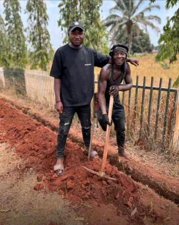 Physically Challenged Man Digs Pit To Feed In Kogi (Photos)  15070156_1646501067395_jpeg60dcb6f727fc30887090b93a89dce16d