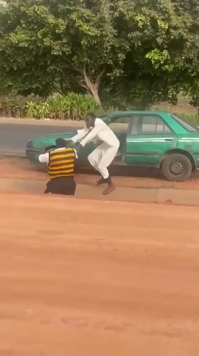 Nigerian VIO Officer Cries For Help As Driver Fights For His Car Key (video)  15092138_vio_jpeg658c2e4cc114b61d2fddc3432aea2632
