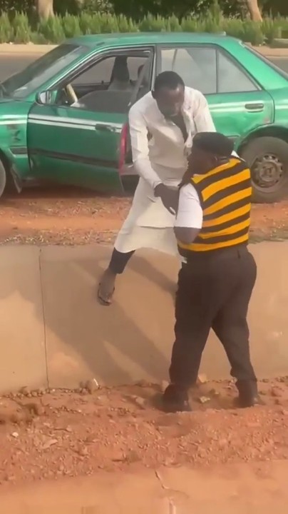 Nigerian VIO Officer Cries For Help As Driver Fights For His Car Key (video)  15092139_vio2_jpeg8e29a8b804453a9fb32276873977f167