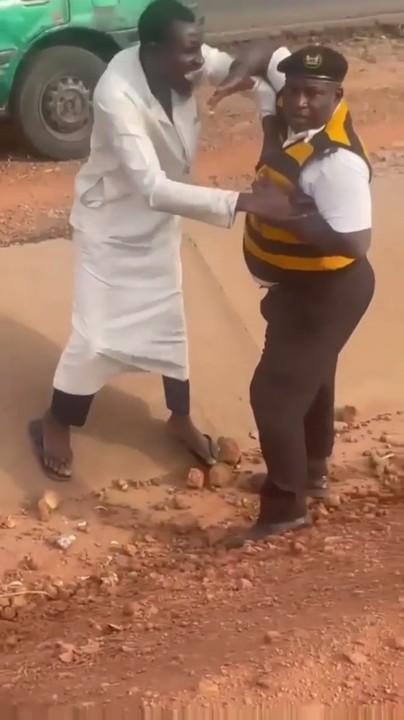 Nigerian VIO Officer Cries For Help As Driver Fights For His Car Key (video)  15092140_vio3_jpeg69fd6dcf16351b59a3d1bb43384c3574