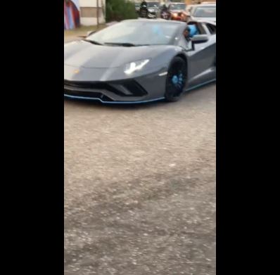 Man Hails Davido As He Spots Him Cruising In His Lamborghini Inside Traffic 15165639_unga2_jpege8e90d9e755d09af7fe8909856eb1d51