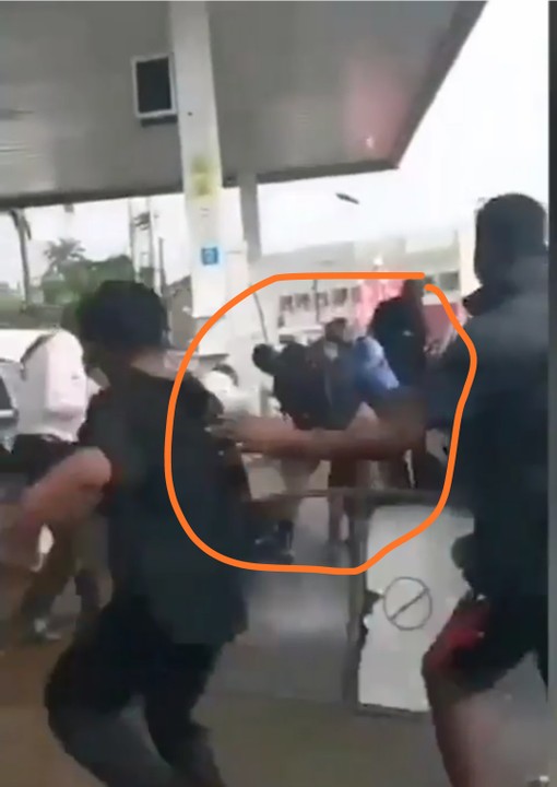 Naked Woman Sprays Fuel At Customers At A Filling Station In Ikoyi, Causes Chaos  15710875_img20220707135257_jpegdd3dfeaaf46e2e35369d3b257c3f213d
