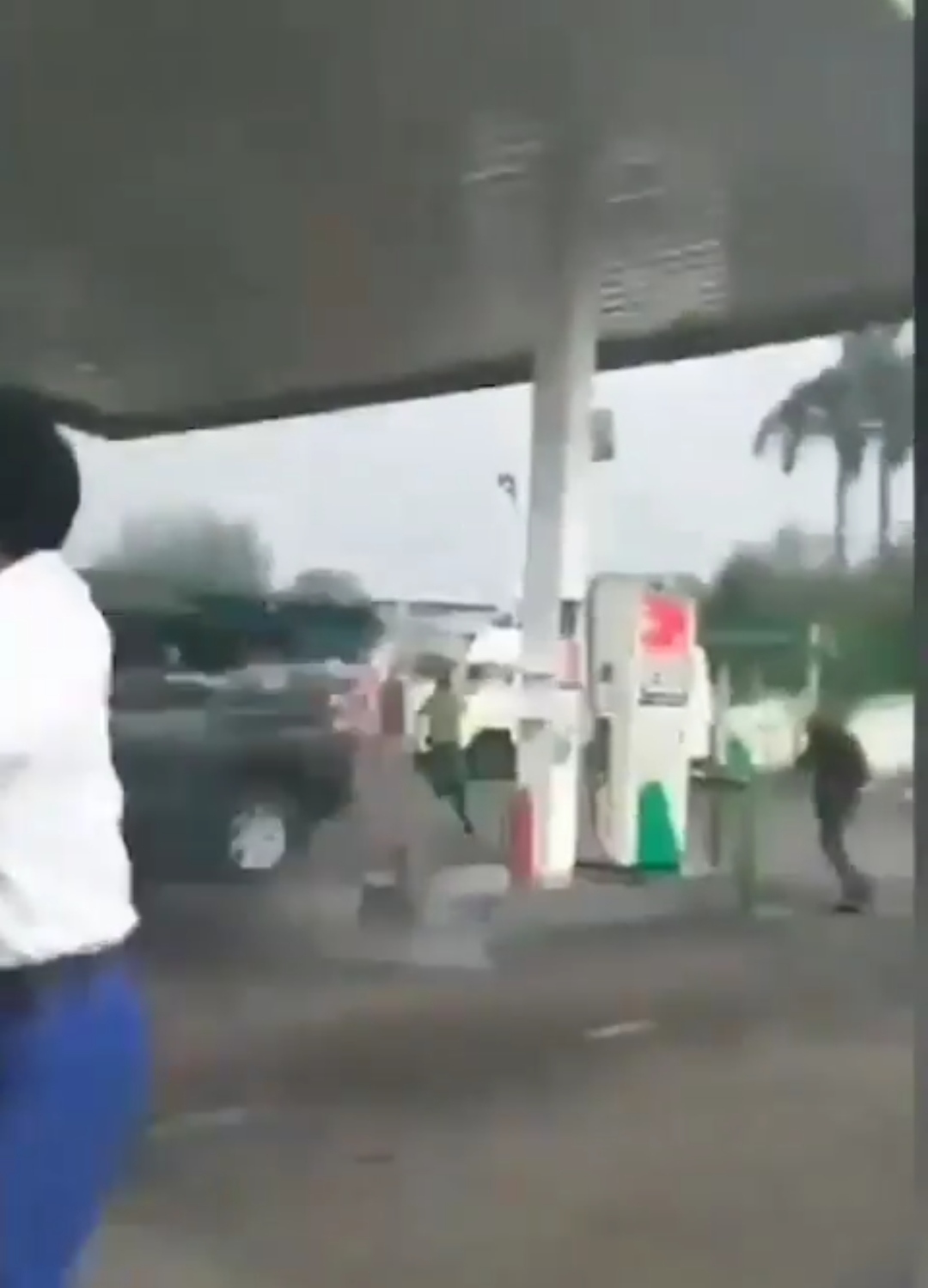 Naked Woman Sprays Fuel At Customers At A Filling Station In Ikoyi, Causes Chaos  15710877_img20220707135233_jpeg5ddfaf687f162a2ca50a6eff27bb681d
