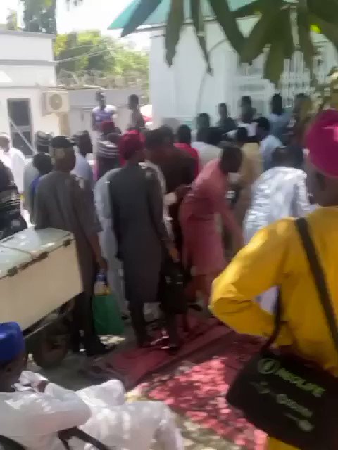 EFCC Raids Abuja Bureaux De Change Offices Over N880 Exchange for $1 - Photos