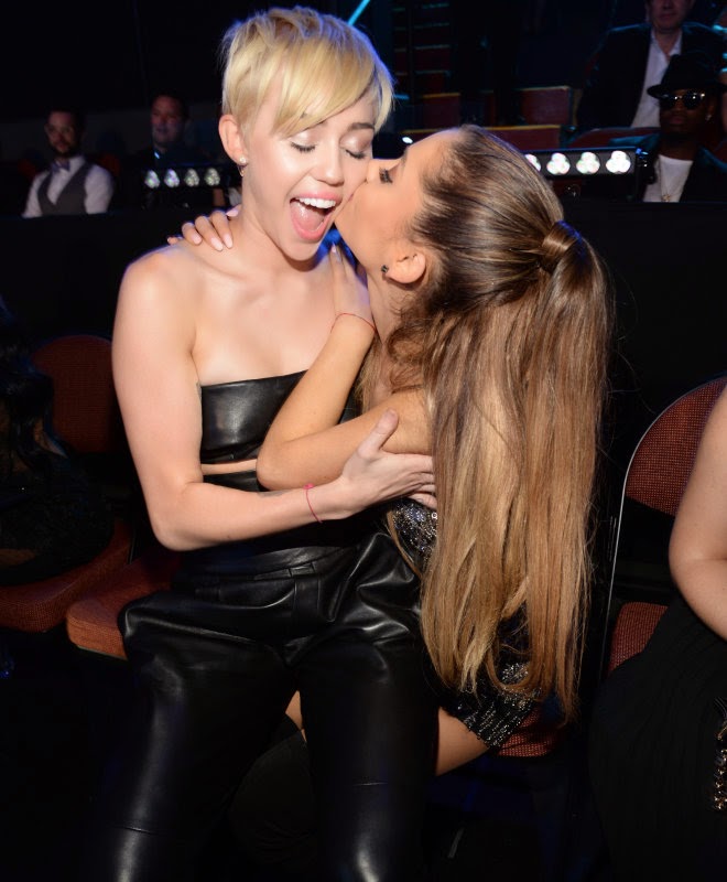 Ariana Grande And Miley Cyrus Share A Cute Kiss At VMA PHOTOS - Celebrities...