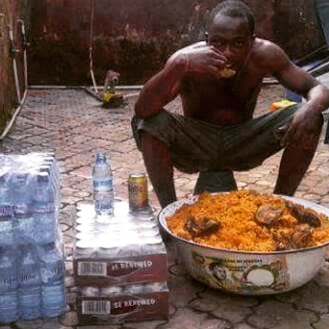 Checkout The Funny Method Adopted By A Nigerian In Eating Rice(Pic) -  Politics - Nigeria