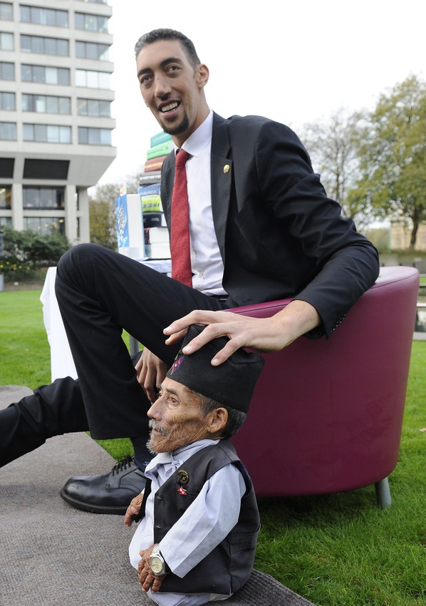 Photos The Tallest Man And The Shortest Man In The World Meet For A Day Celebrities Nigeria 