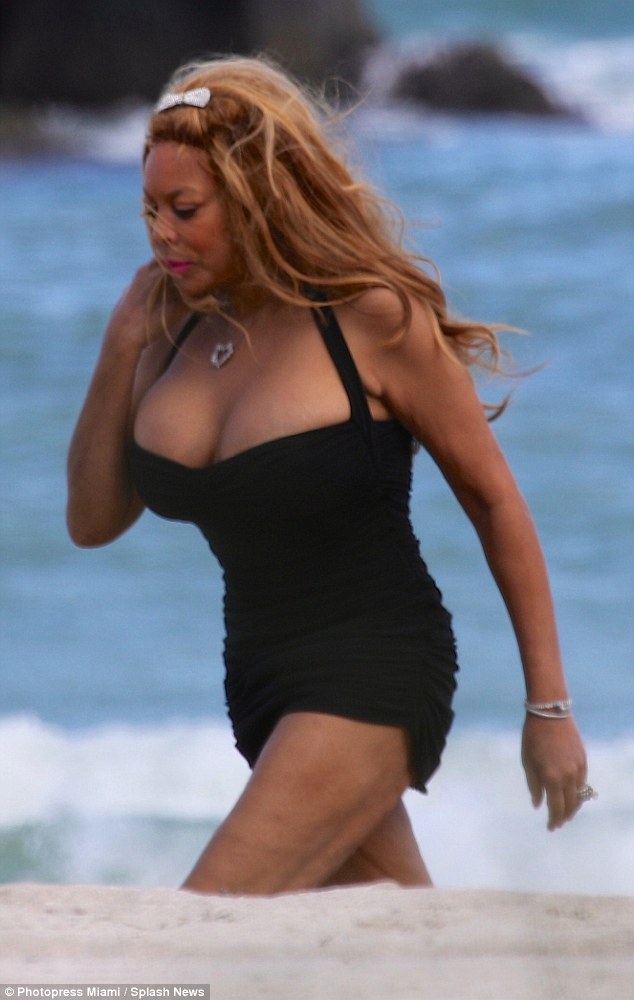 Wendy Williams Displays Her Massive Boobs At The Beach must See Photos - Ce...