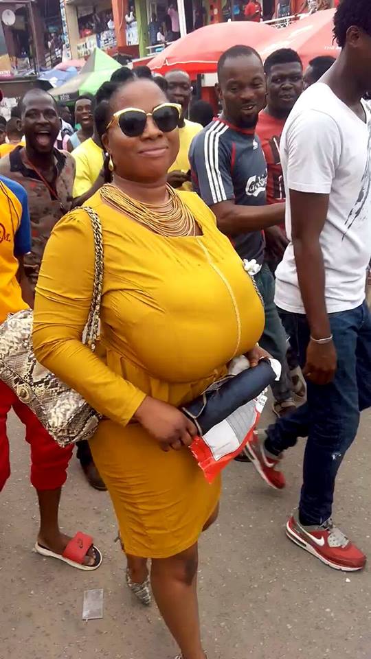 Big Breasted Woman In Lagos Causes Commotion At Computer Village 