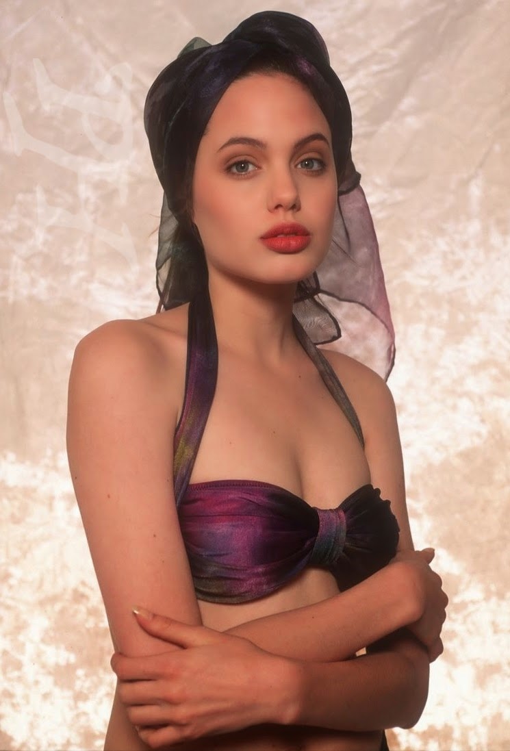 New Photos Of Angelina Jolie In Swimsuits At 16! 