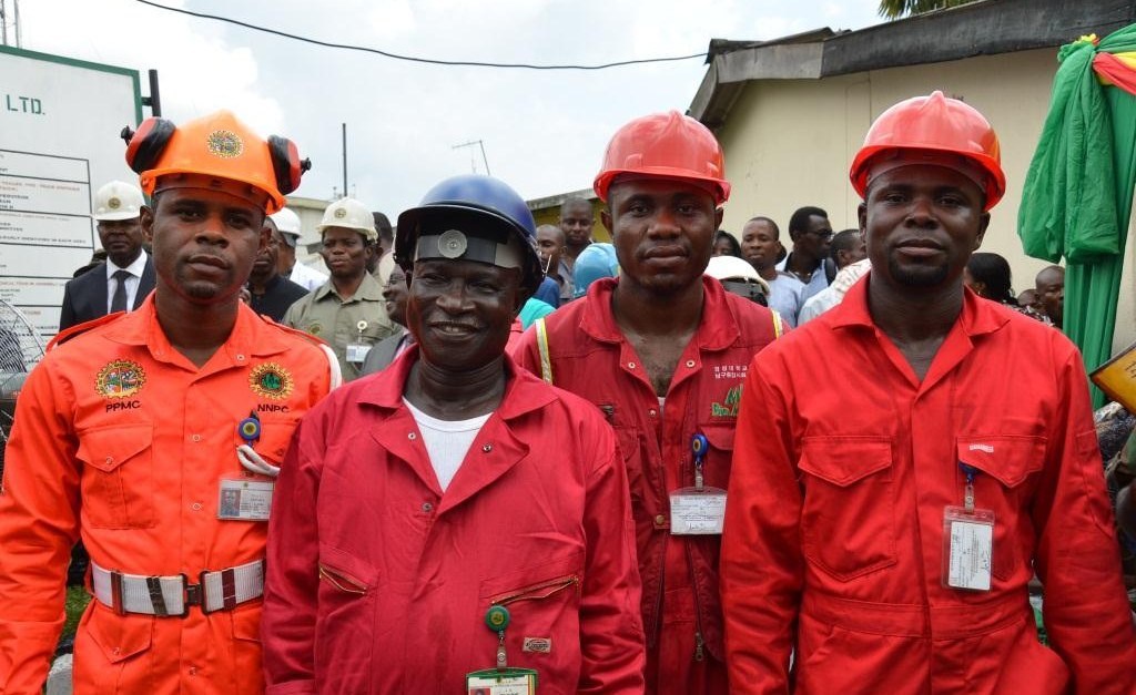 Заводы в Африке. Завод нефти в Нигерии. Рабочие в Африке. Предприятия Африки. Экономическое развитие нигера