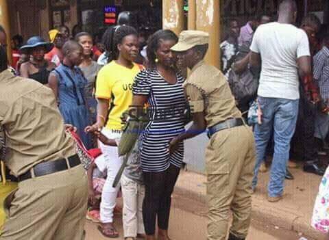 Seperti Ini Cara Polisi Uganda Ketika Memeriksa Wanita 