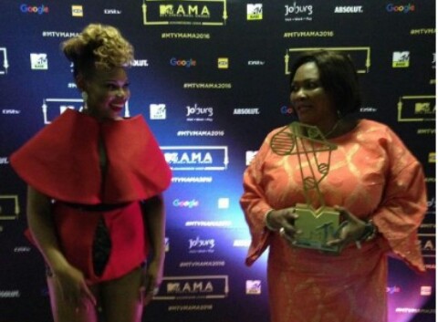 Yemi Alade With Her Mother And Boyfriend At 2016 MTV MAMA 