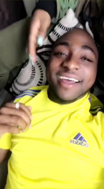 see-enjoyment-davido-girlfriend-massage-his-body-in-his-house-pics