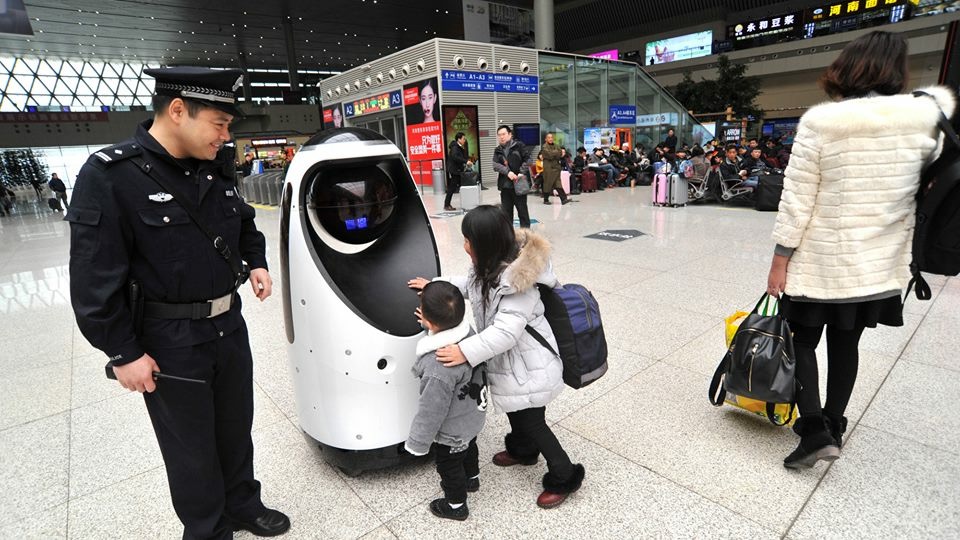 Метроша. Anbot Китай робот. Робот полицейский в Китае. Робот в китайской полиции. Робот полицейский в Дубае.