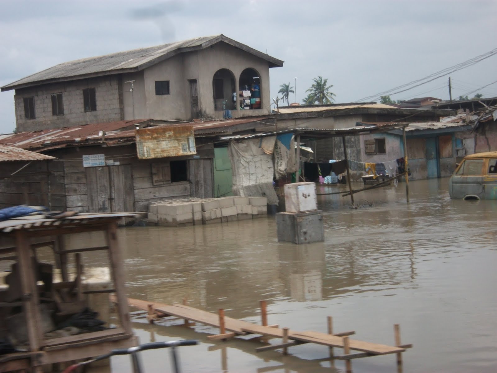 Сонник затопило водой. Наводнения в Лагосе. Приснилось наводнение. Приснилось наводнение в городе. Сонник наводнение.